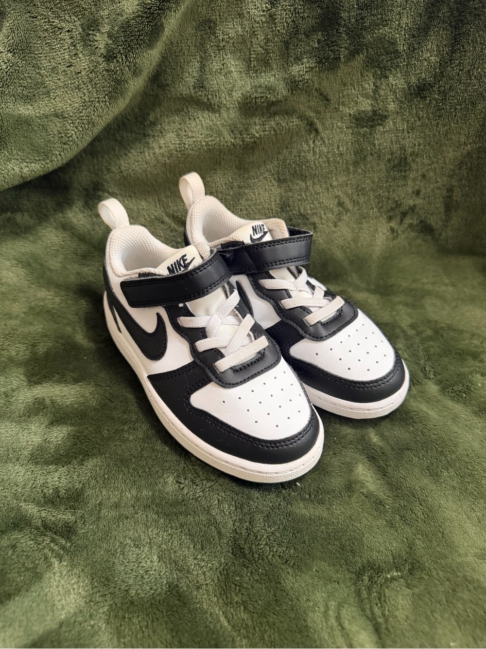 Nike Kids White and Black Low-Top Sneakers with Strap